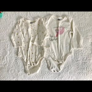 Set of 2 Old Navy Long sleeve bodysuits. 18-24 mo